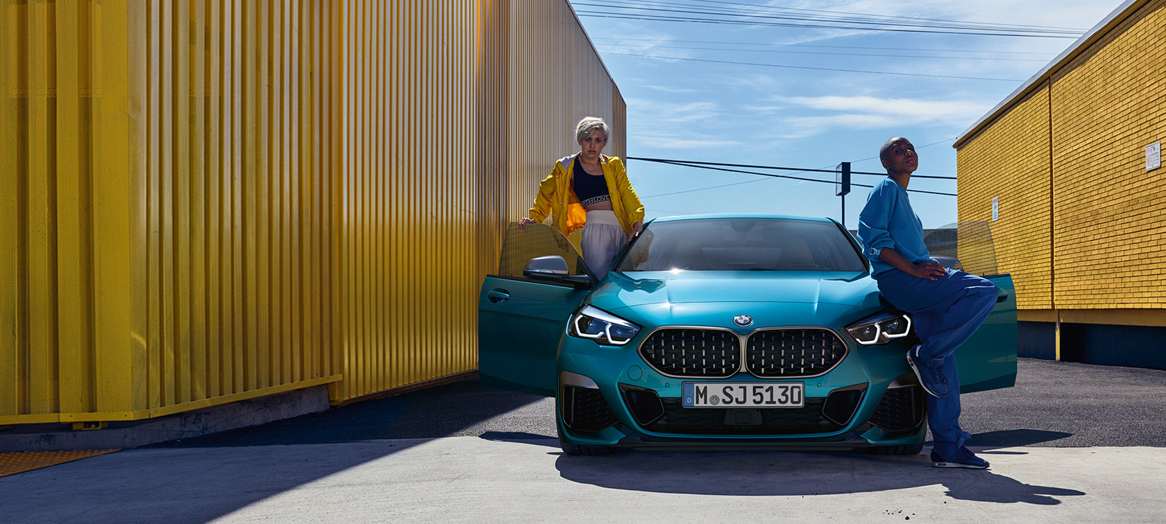 BMW Serija 2 Gran Coupé F44 Snapper Rocks plave boje, prednji prikaz s otvorenim vratima i ljudima pored vozila