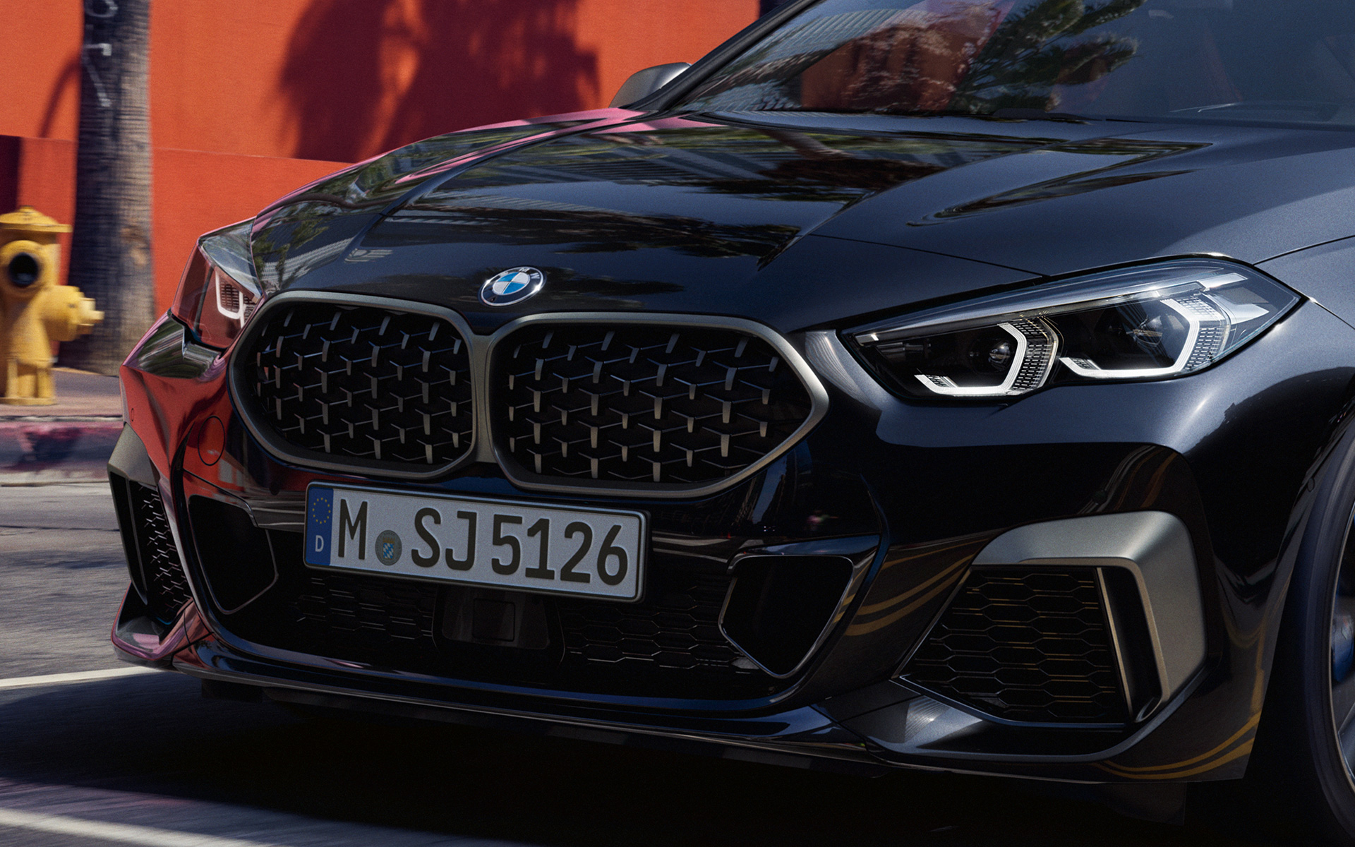 Prednji dizajn BMW M235i xDrive Gran Coupé F44 2020 Black Sapphire metalik boja tročetvrtinski prednji prikaz