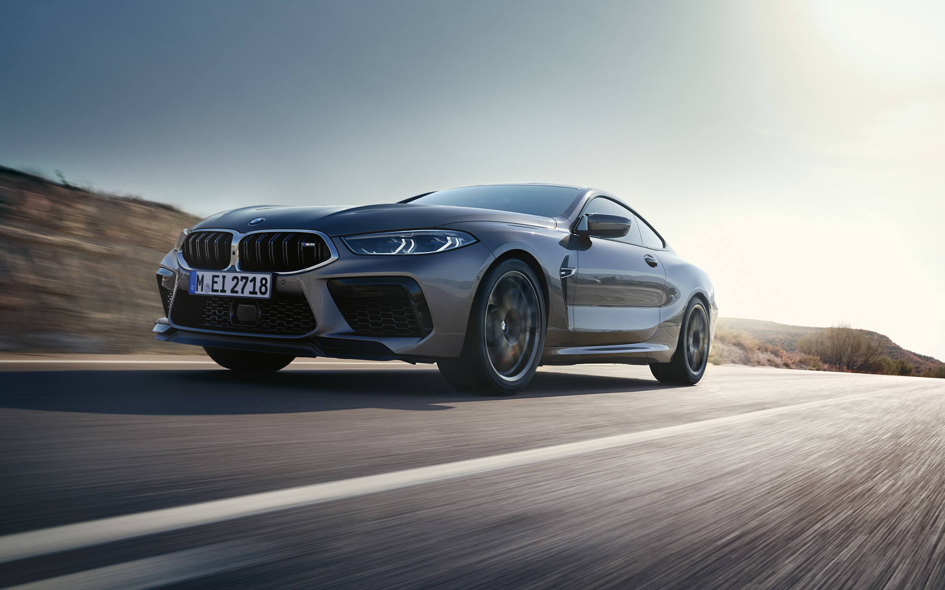 BMW M8 Coupé F92 LCI Facelift 2022 Skyscraper sive metalik boje tročetvrtinski prednji prikaz vozila tokom vožnje autoputem iz niskog ugla