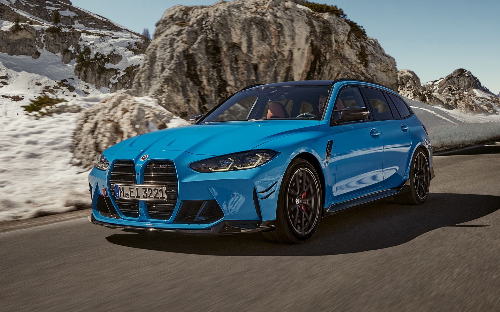 BMW M3 Touring G81 BMW M Performance delovi tročetvrtinski prednji prikaz vozila tokom vožnje kroz planine